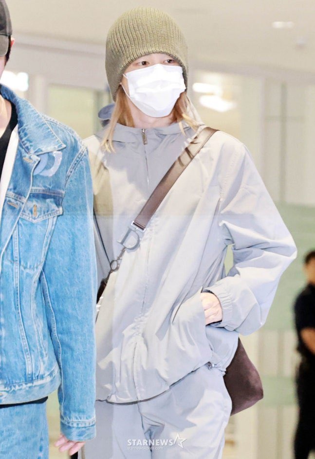 info_jimin's tweet photo. EMBAIXADOR GLOBAL DA DIOR! #JIMIN no aeroporto, durante sua chegada à Coreia do Sul, usando o conjunto Dior Montaige, a bolsa Diorly e um novo acessório, para sua coleção de chaveiros, o Rabbit Bag Charm.

#JiminxDior https://t.co/6tdDsj2dLL