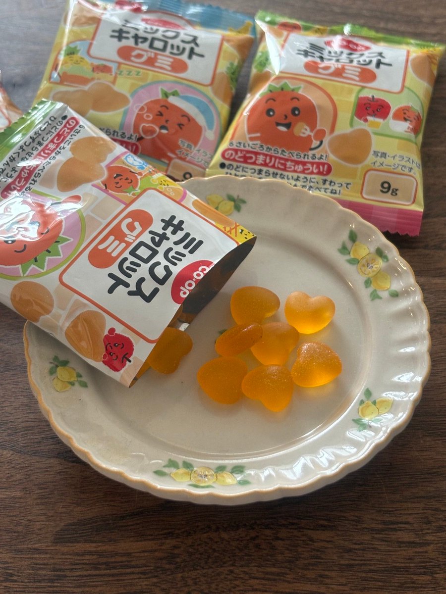 JCCU_PR's tweet photo. 袋を開けたら…「💛」が待っていた！
恋愛運は分からないけれど、
おやつ運はよさそうです。

やわらか食感の
#コープ 「#ミックスキャロットグミ」🥕
ハートを見つけて、ハートも満たされました💛
今日の小さなしあわせです（´∀｀*）
#コプ姉さん #ミッキャロ https://t.co/lvUM74INYx