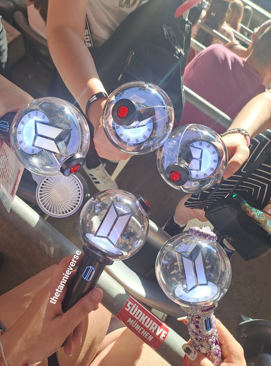 thetannieverse's tweet photo. I've always wanted a pic like these! Shoutout to the lovely armys we chatted with (are any of u seeing this?) (feat. @BTS__7soulmates's magestic AB)
#BTS_WORLDTOUR_ARIRANG
#BTS_WORLDTOUR_MUNICH
#BTSinMunich D1 https://t.co/tbBgsW6zGy