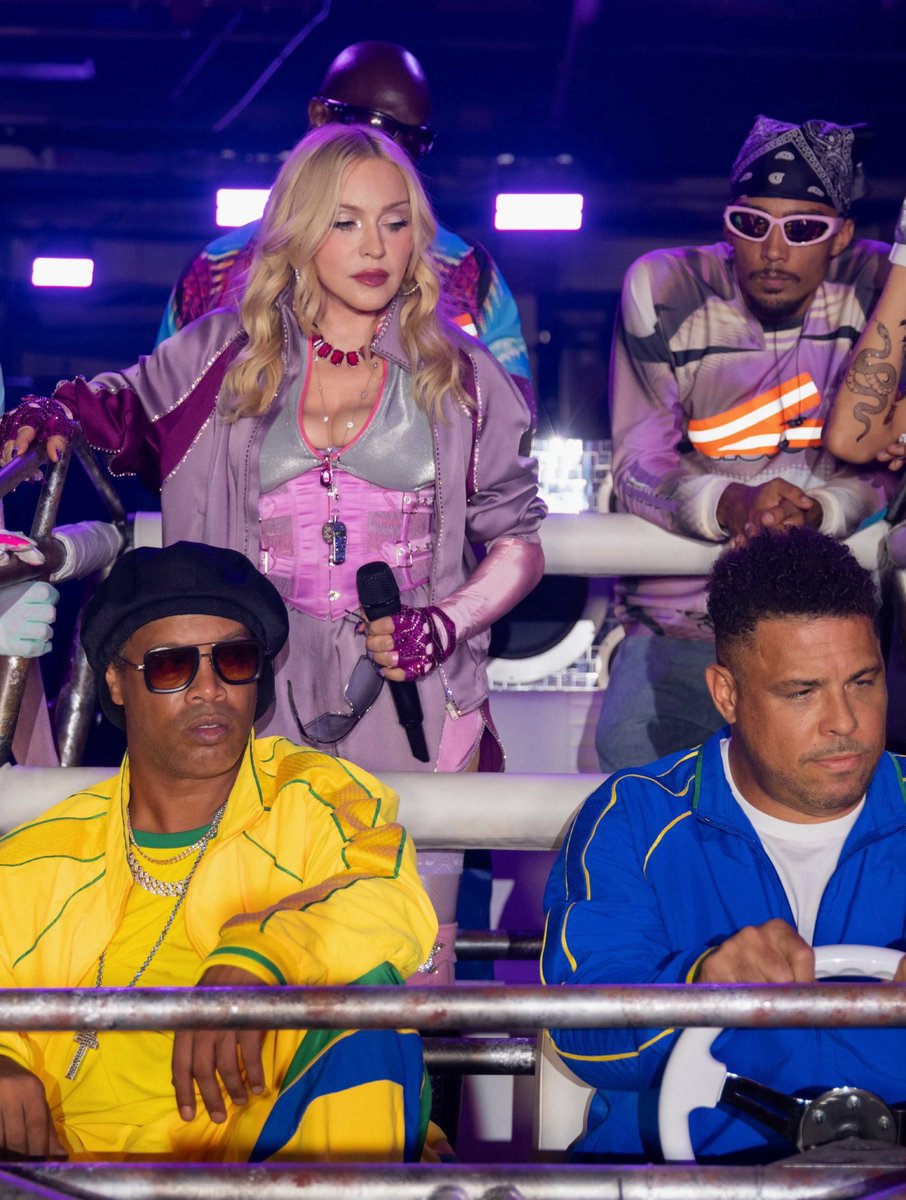 MadonnaLiteral1's tweet photo. O Google Brasil compartilhou uma ilustração inspirada em Madonna, Ronaldinho Gaúcho e Ronaldo Fenômeno, acompanhada da frase: “Era uma vez, uma rainha, um bruxo e um herói fenomenal. Eles mudaram uma história.” https://t.co/vZyQxUg7wu