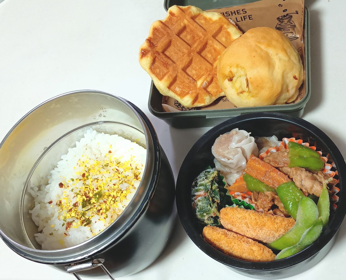 Kyouren77's tweet photo. 主人と娘1号のお弁当
朝食はリエージュワッフルとドライトマト＆オリーブ＆チーズのパン
#お弁当
#お弁当記録
#高校生弁当
#ホームベーカリー
#手作りパン
#パン作り
#お菓子作り
#homebake https://t.co/0Rnwyx8SBF
