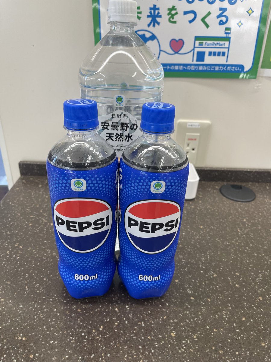 HkBmofumofu81's tweet photo. #満太郎 #おうちごはん
#一本買ったら一本貰える
#PEPSI #炭酸部満太郎
🫧炭酸部🈵太郎🫧
1本買ったら
1本貰える🥤🫧
PEPSI交換🥤🥤🫧 https://t.co/bMWKA3BfXQ