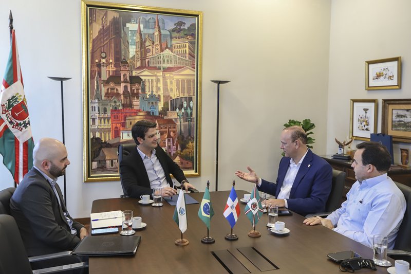 PCutural's tweet photo. Santiago y Curitiba establecerán cooperación en municipalidad inteligente    https://t.co/SNlFz4fwg4 https://t.co/9o2mzLLm5I