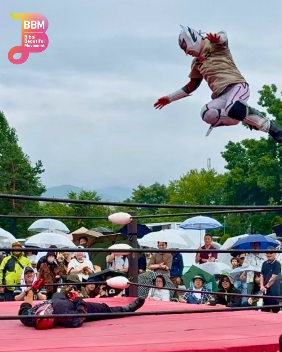 bibai_citypr's tweet photo. ＼雨をも吹き飛ばす大熱狂！／高校生によって美唄がなまら元気に！

7月11日、美唄市役所駐車場で「まちおこしプロレス IN BIBAI」が開催されました。

当日はあいにくの雨模様でしたが、そんな悪天候を吹き飛ばすように、会場にはなんと350人もの観客が集結しました！☔️🔥
#美唄 #プロレス https://t.co/GuWivFmCF9