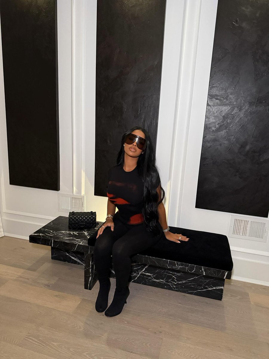 gaultiermodel's tweet photo. the room matched the mood. https://t.co/ePRblvoFPT