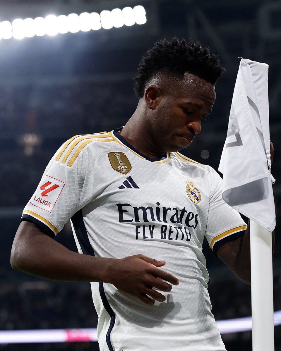 xyezerr's tweet photo. Nothing left anymore from the Player I once fell in Love with, not even his Natural face.

It's genuinely the saddest downfall in Football.. https://t.co/N3ffalYX09