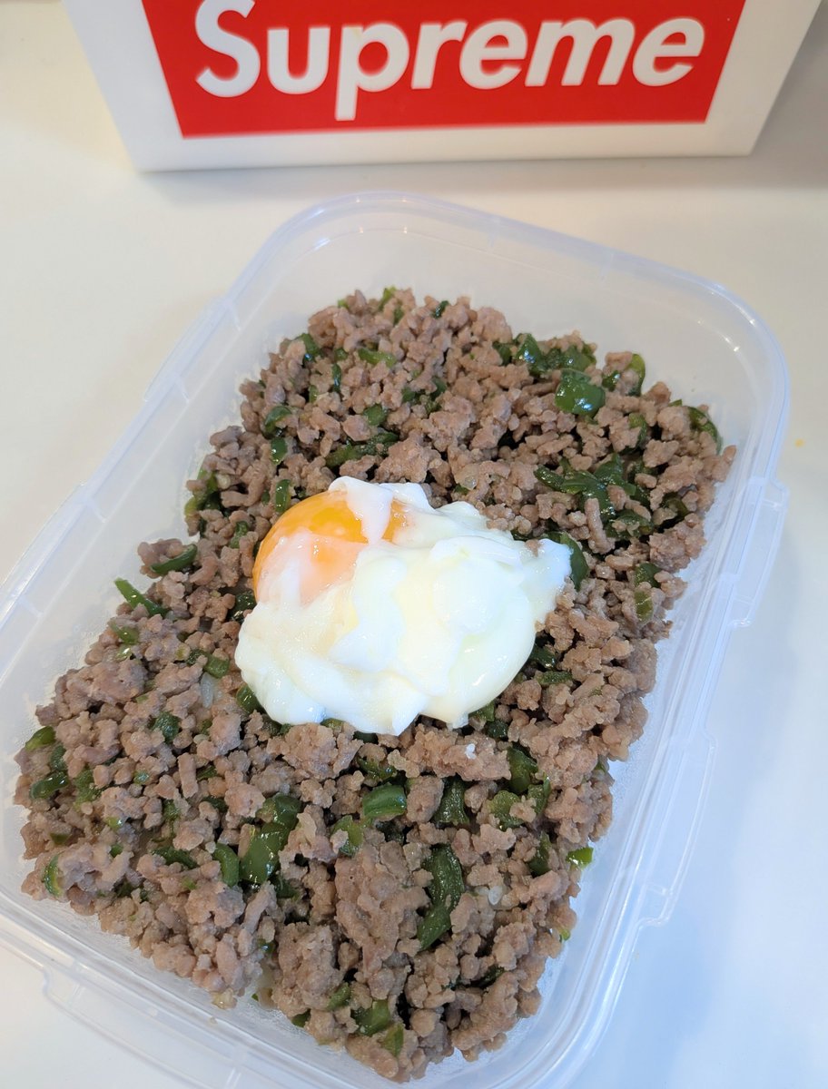 hiahna's tweet photo. 今日のお弁当🍱
豚そぼろピーマン温玉のせ
＋ゲーセンでゲットした山崎のソーセージパン

今日はめっちゃ簡単に🙏
今日も暑いー🫠🔥💦
梅雨明けいつかな💦

#タッパー弁当
#高校生弁当
#今日のお弁当
#お弁当記録
#お弁当作り https://t.co/ouyDwyUEj0