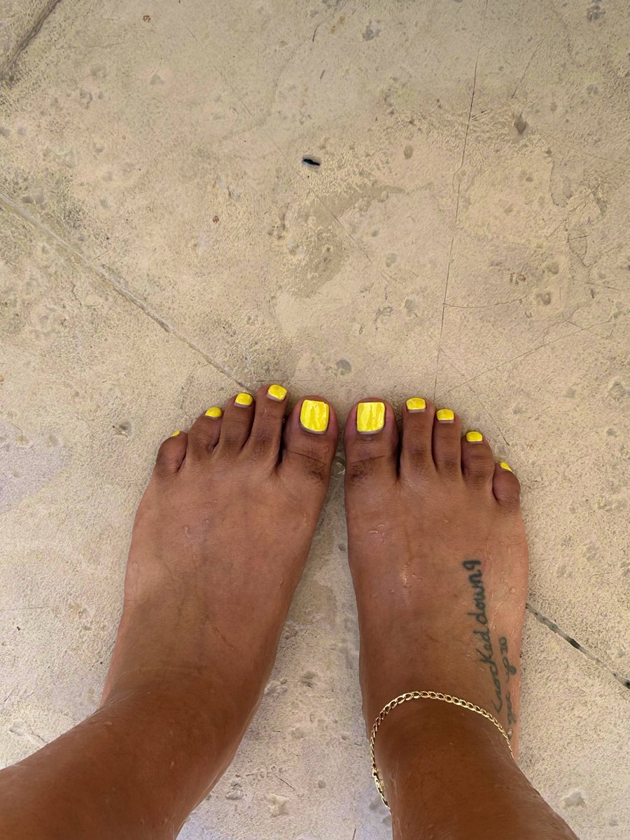 all4nari's tweet photo. Suns out TOES out 🤭💛 #toes #feetfetısh #feetcommunity #FootPics https://t.co/cUutVAbf15