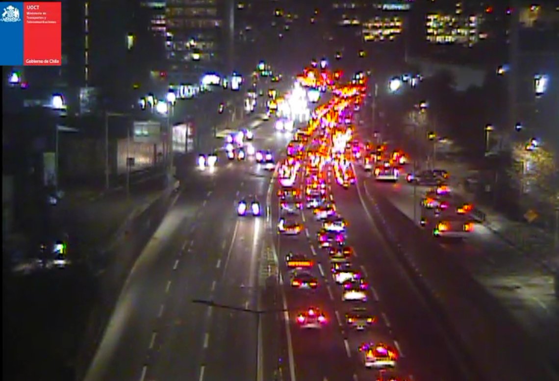 TTISantiago's tweet photo. Ahora (19:26) congestión en Av. Las Condes al oriente entre el cruce de Estoril y Camino San Francisco de Asís, debido a flujo vehicular aumentado. Considere tiempo extra en su viaje #LasCondes https://t.co/MjjkgGB2EV