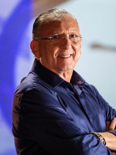 UAnzzelotti's tweet photo. Acabei de ver a homenagem que o SBT fez ao Galvão Bueno, que texto lindo do comentarista Mauro Beting, emocionante demais, admito chorei. 

Mas chorei também por ver minha inspiração pendurar o microfone da narração. @galvaobueno , você sempre vai ser minha referência. https://t.co/1LQdIgmHgr