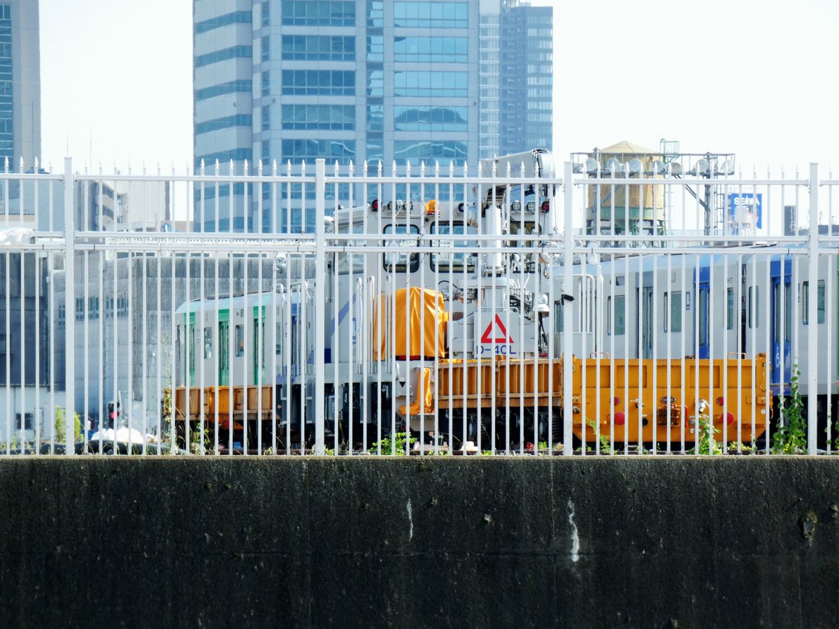 tnkr888's tweet photo. 7/20迄の着々と
お立ち台：33/34〜40/41撤去済み
車止め：33〜42撤去済み
サードレール：33〜42撤去済み＋片付け中、43撤去中
線路：38〜42撤去済み＋枕木撤去中
36にD-40Lとトロッコ、36/37の分岐辺りにD-41Lとトロッコ https://t.co/7JDJHQJAvc