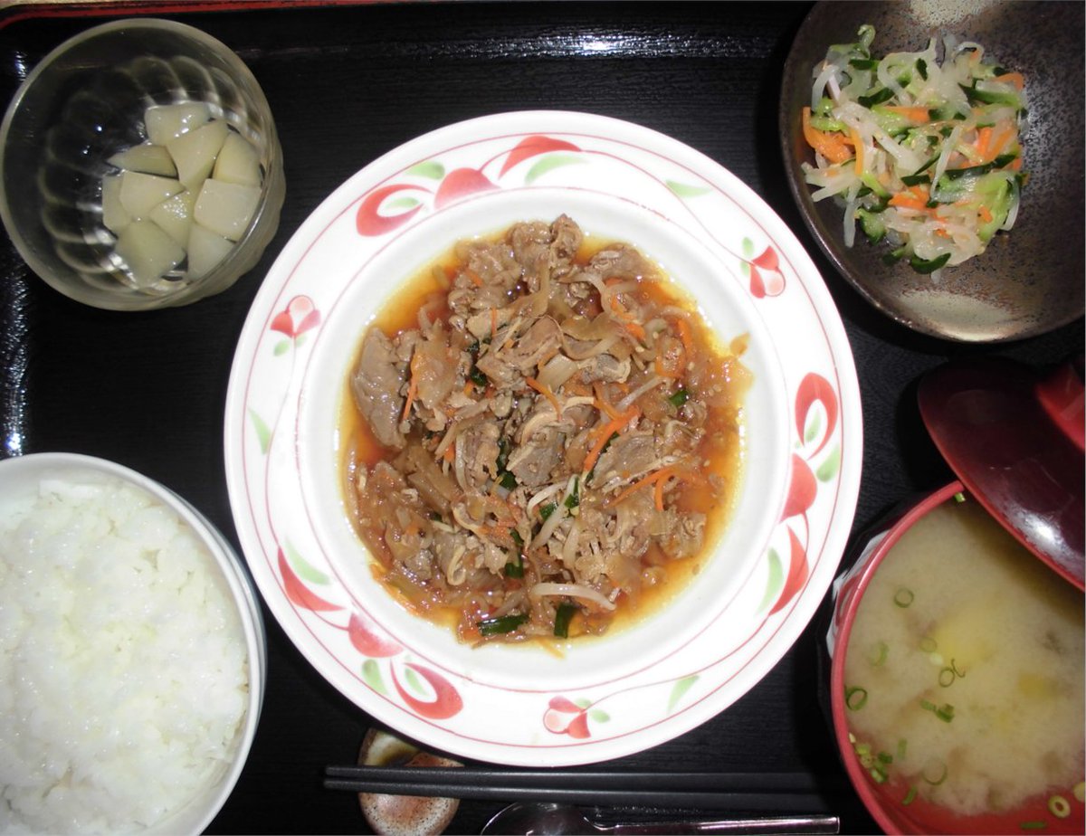doellfami's tweet photo. #ドエル #昼食 #メニュー 
#介護付有料老人ホーム
#ドエル東志和 
#ドエル祇園 
#住宅型有料老人ホーム 
#ファミーユ祇園
#エポカフード
ドエルランチメニュー🥢
プルコギ
ナムル風サラダ
味噌汁
果物（白桃）

酢鶏
春雨炒め
かき玉汁
夏みかんゼリー https://t.co/Ewf0tLeTfk