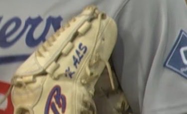 SlangsOnSports's tweet photo. Emmet Sheehan day on a national stage
All of his gloves say “K ALS”
Strike out ALS
What an incredible sentiment to have on a MLB mound each time 😭
#EndALS https://t.co/5q4UGcSear