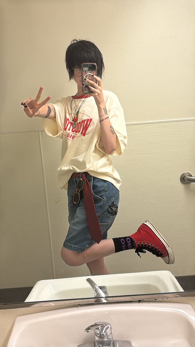 theelaststarr's tweet photo. Amoeba teacher fit check https://t.co/TMfanouN4D