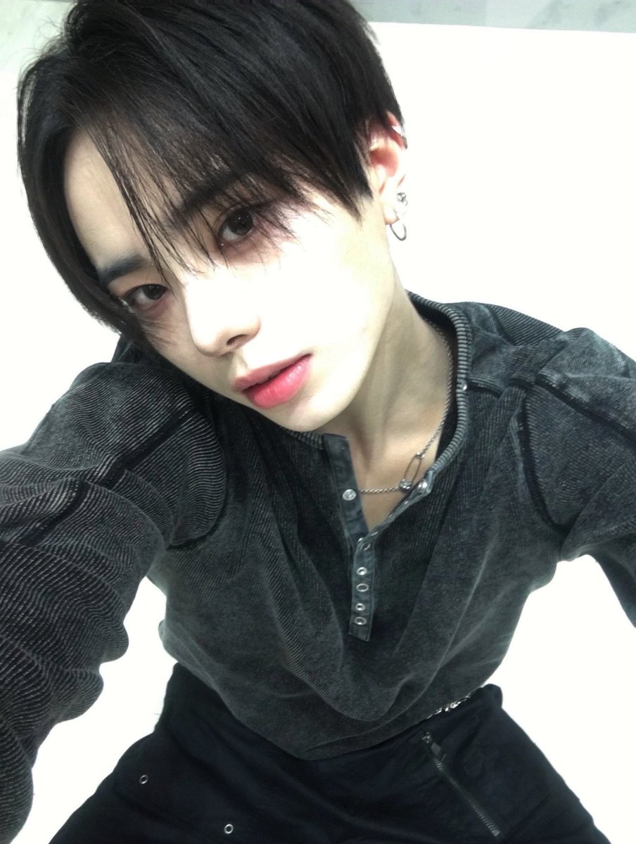 it_islove_'s tweet photo. 이뿐 얼굴 더 선명하게 보기🫰 https://t.co/5SYhLtMg7j