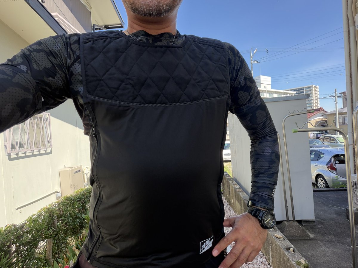 maruwaroof's tweet photo. どうも、僕です。
空調ファンセット買った時にキャンペーンでもらった神風ウォーターベスト！
水に浸けて空調服内に着込むとイイ感じ！
ちょっと重量感はあるけど、少しでも快適に仕事ができるならば。
暑いけどみんなで乗り切ってこー！
#企業公式夏のフォロー祭り
#空調服
#炎天下で外仕事 https://t.co/aTFHjvE45u