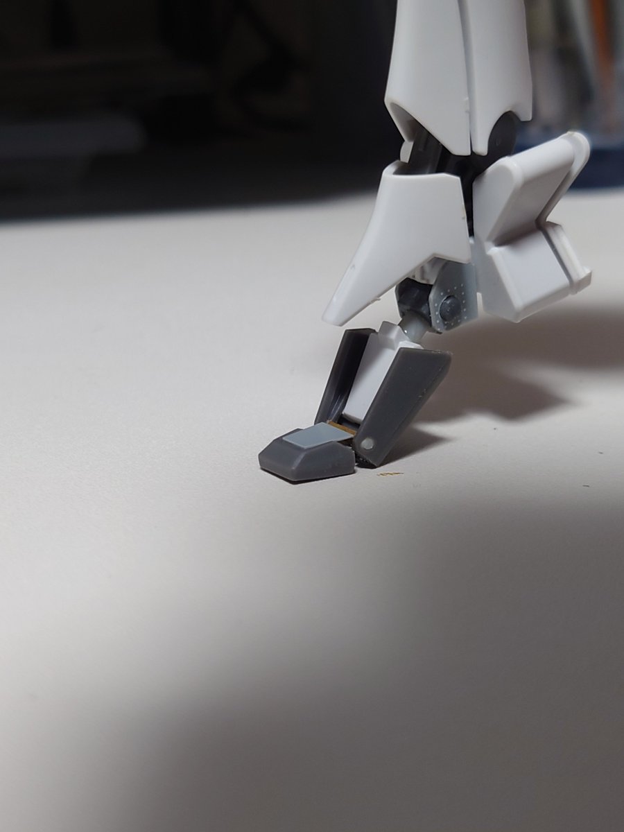 yuro1985's tweet photo. おはようございますm(__)m

ナイオンの足先の関節を部分を動くようにしております。見栄えも少し整えました。

足首→上下と回転が可能
指先→上下が可能

元々がほぼ固定されていてポージングで違和感があったのでスッキリです。

#ガンプラ 
#プラモデルライフ https://t.co/lz9W8y2TOm