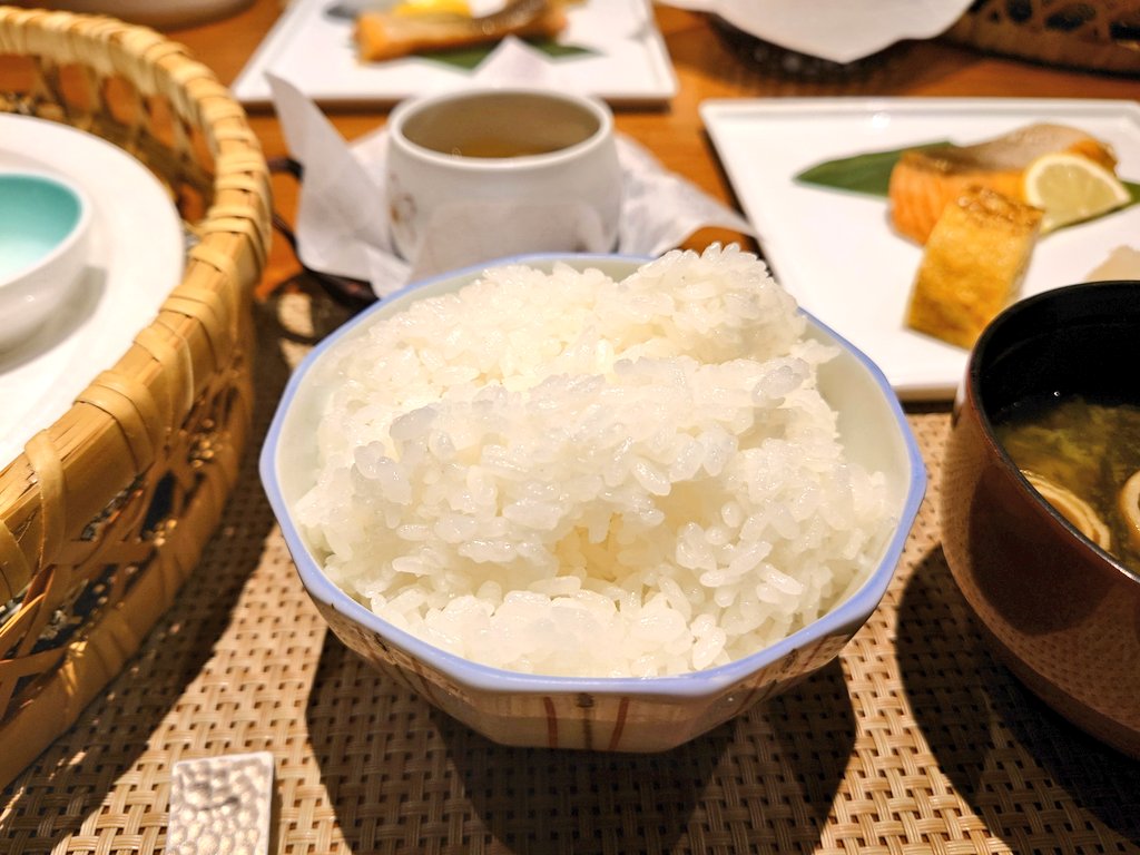 aki4859's tweet photo. ほんと新潟の食い物美味すぎて朝から腹パンパン🫠
特に白米うますぎる！ https://t.co/D6RXYVF4JR