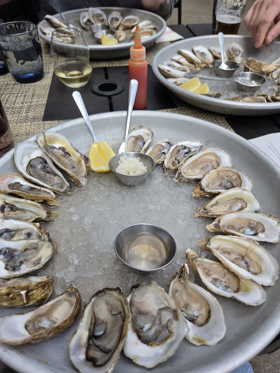 rie11567's tweet photo. Nova Scotia はオイスターの聖地🦪
どのレストランも必ずといっていいほどメニューにある！
あとカナダのオイスターは今までで一度も当たったことない！

ハッピーアワーにいっていっぱい食べてきた、幸せ😌💓 https://t.co/5WfYRKFAsj