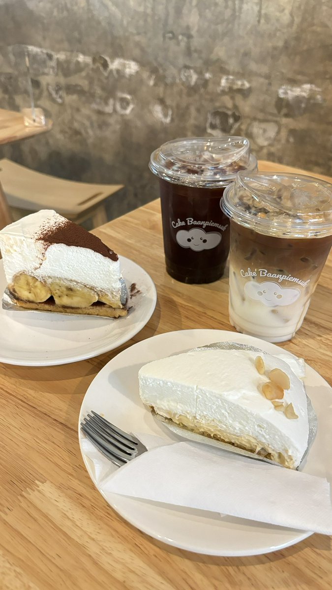 viewwrs's tweet photo. จำได้รอบแรกที่กินคือซื้อแบบtakeaway มากินบนเขาแล้วชอบมากกก อร่อยแสงออกปาก อีกวันนึงลงเขาไปกินที่ร้านเลย อยากซื้อกลับกรุงเทพแต่ร้านบอกว่าอยู่นอกตู้เย็นได้2ชม อด🥹 เลิ้บบพายมะพร้าว บ้านเปี่ยมสุขมาก ที่กรุงเทพพอมีแก้ขัดได้ไหม ขอพิกัดที🙏🏻 https://t.co/z31OyVDr9f