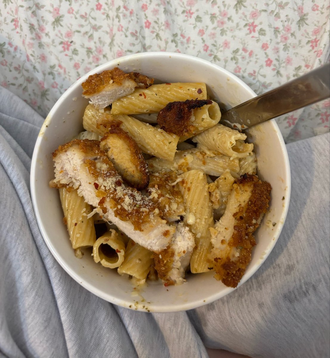 furaliseee's tweet photo. tonight’s din din ! 😋
it’s chicken alfredo pesto pasta and it was sooooo good
est~550 https://t.co/Wp4Df6R93d