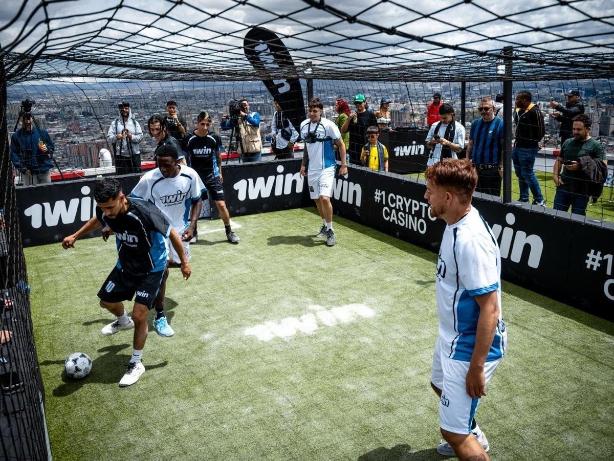 xmilianx_'s tweet photo. ¡Se estableció un récord mundial oficial a 192 metros de altura!

El 17 de julio, en Bogotá, 1win organizó un partido único: “Fútbol en la cima”, un 3 vs. 3 en la azotea del rascacielos Colpatria.

Futbolistas, espectadores, prensa y un DJ fueron parte de un evento que hizo historia.

¿Te atreverías a jugar a casi 200 metros de altura? 😳⚽️