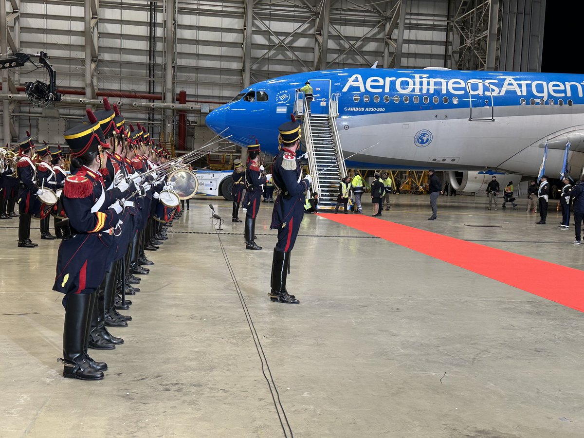Granaderosarg's tweet photo. El Regimiento de @Granaderosarg recibió a la Selección @Argentina en el Aeropuerto de Ezeiza 🇦🇷

#VamosArgentina #SeleccionArgentina   #SomosPatria #HerederosDelLibertador #UnRegimientoConHistoria #SomosHistoriaViva https://t.co/ta00OfTwXZ