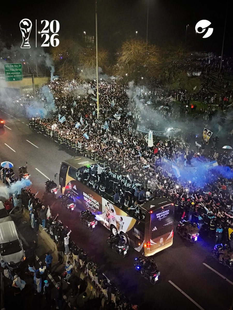SINNNORMAS's tweet photo. Agradecimiento total. 🇦🇷 Miles de hinchas acompañaron a la #Selección que fue recibida en el aeropuerto de #Ezeiza tras la final. 
#AFA
📸 Crédito fotos: Maxi Failla, Marcelo Carroll y agencias. https://t.co/ZyrySrazeE