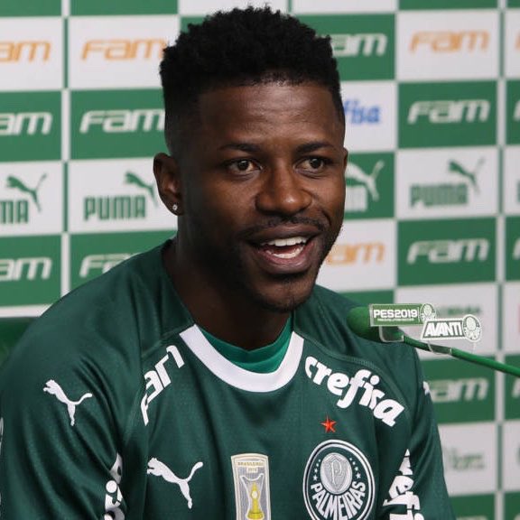 ManUtdBR's tweet photo. Imagina o cara gastar milhões em procedimentos estéticos para ficar parecendo com o Ramires https://t.co/I9iC2tVZmC
