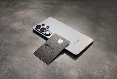 sondesix's tweet photo. Samsung announces the Galaxy Card in the United States.

Key details:
✅️ 5% cashback on direct Samsung purchases (online/retail stores, Galaxy Store, Care+, etc).
✅️ 3% cashback on all purchases made using Samsung Wallet.
✅️ 2% cashback on select streaming services (Netflix, Disney+, Spotify, etc).
✅️ 1% cashback on all other everyday purchases.
✅️ $200 welcome bonus after spending $2,000 in the first 90 days.
✅️ 20% off a Samsung VIP Advantage membership (plus 5% cashback on the subscription fee).
✅️ Comes as a virtual card and a clean black metal physical card.
✅ Issued by Barclays on the Visa network.

Launch details:
Early access kicks off today, with full public sign-ups starting July 22.