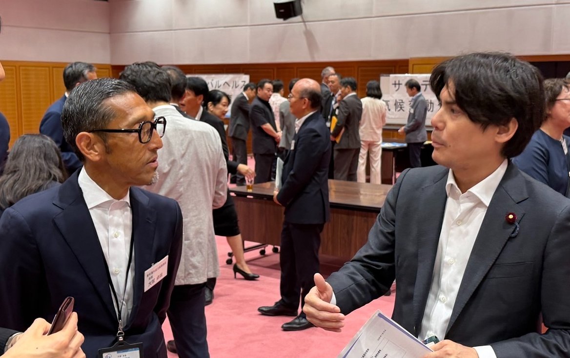 michio_mirai's tweet photo. JICA議員連盟の交流会で、JICAの教育・人材育成の取り組みを幅広く伺ってきました。

まず注目していたのが、エジプトでの初等教育です。テストの点数が重視されてきたエジプトで、日本の学校の「特別活動（特活・Tokkatsu）」——学級会や掃除、日直——をエジプト向けに開発。モデル校である69校で実践しながら、いまでは国定カリキュラムに正式に組み込まれて全国の公立校へと広がっています。指導者の養成を通じて、これまでに全国で約3万人の教員・校長が研修を受けてこられたそうです。砂場など遊びを通じた学びが好評だったり、学級活動が女性のリーダーシップの経験の場になっているという声があったり。点数だけでは測れない学びが、現地に新しい風を届けているようです。

さらに、エジプトでは日本の「高専（高等専門学校）」の仕組みを導入するプロジェクトも始まっているそうです。基礎教育だけでなく、産業を担う実践的な人材の育成にまで日本の仕組みが広がっていることに驚きました。

人材育成の連携はアフリカ全体にも。大学・大学院の研究環境整備や日本の大学との連携に加え、若い世代の産業人材育成を目的に、修士課程での学びと日本企業でのインターンをセットで提供し、アフリカ全54か国から累計1,776名を受け入れてこられたとのことです。

初等教育から高等・産業人材の育成まで、日本の教育実践が現地スタッフの努力とともに世界に届いている。こうした「世界にも届けられる教育・人材育成の仕組み」づくりに貢献したい、そして現場をこの目で見に行きたいと、思いを新たにしました。