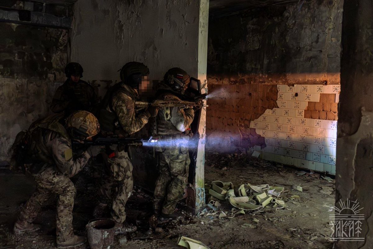 TheGreyPatriot_'s tweet photo. 🇷🇺 Today's training of SOBR unit "Zenith" from Main Rosgvardia Directoriate for the city of Lugansk.

Its SOBR unit from former independent LNR MVD.

#Russia #Russian #Russians #Today #Rosgvardia #Tactical #Training #Security #Police #LNR #MVD #SOBR #AK74 #Shield https://t.co/fMUdGYydkc