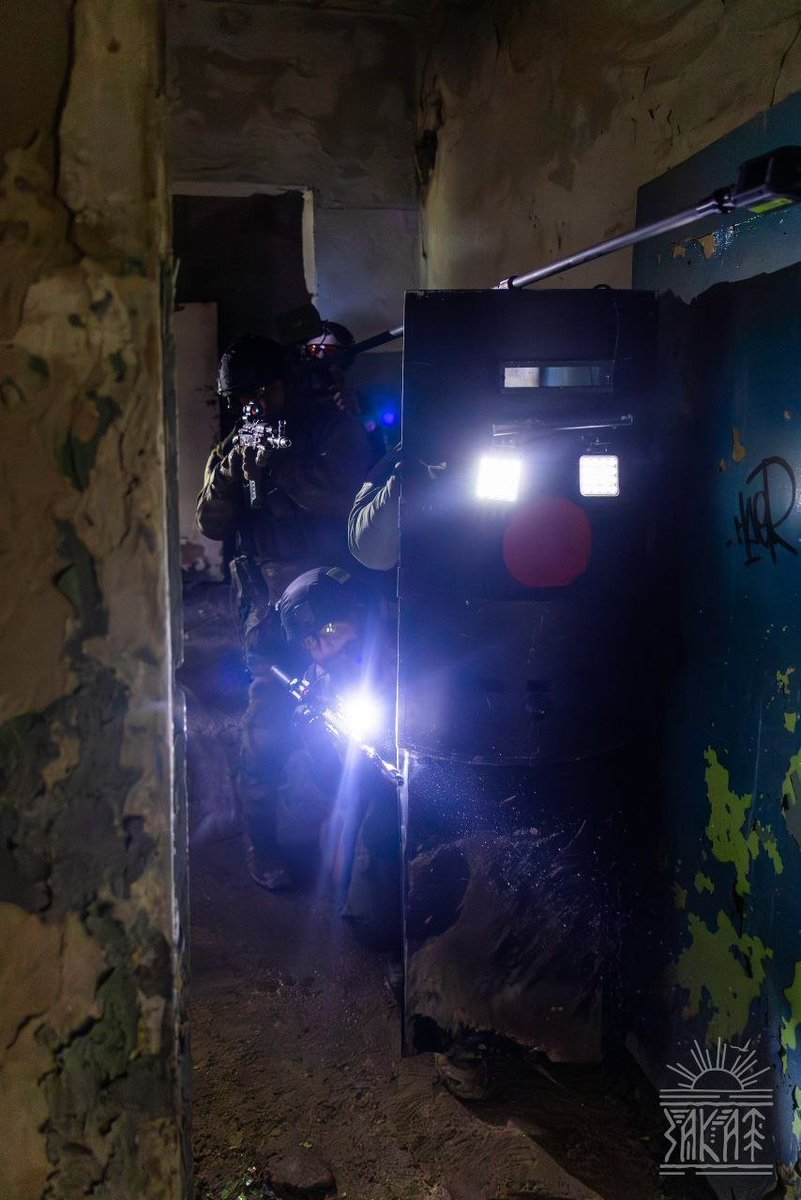 TheGreyPatriot_'s tweet photo. 🇷🇺 Today's training of SOBR unit "Zenith" from Main Rosgvardia Directoriate for the city of Lugansk.

Its SOBR unit from former independent LNR MVD.

#Russia #Russian #Russians #Today #Rosgvardia #Tactical #Training #Security #Police #LNR #MVD #SOBR #AK74 #Shield https://t.co/fMUdGYydkc