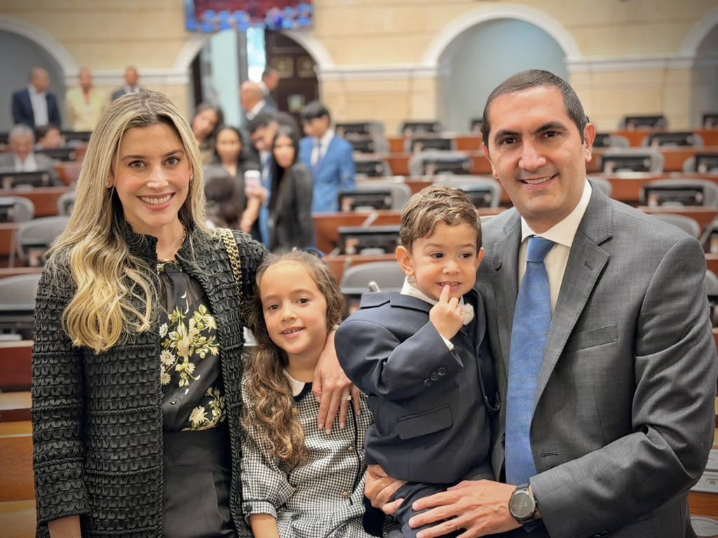davidbarguil's tweet photo. Hoy asumo, con mucha alegría y responsabilidad, al lado de mi familia, la tarea de representar a los colombianos en el Senado de la República.

Gracias a quienes depositaron su confianza en mí: a los amigos de todas las regiones y, especialmente, a los cordobeses. Volvemos al Congreso con el mismo compromiso de siempre: defender sin tregua las causas que mejoren la vida de nuestra gente.

Que Dios nos ilumine y nos cuide siempre en este nuevo camino por Colombia. 🇨🇴