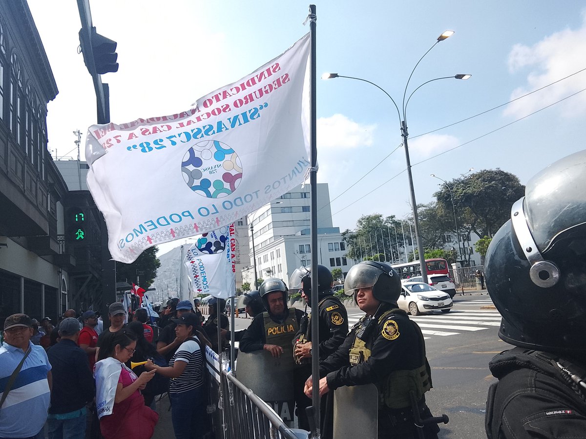SINASSC728CHINC's tweet photo. @sinassc728 @presidenciaperu @MTPE_Peru @presidenciaperu 
POR FAVOR RESPETE LA LEY.

Exigimos justicia laboral no pedimos favores!! 
#implementaley32568 @presidenciaperu
EsSalud unidos por el cambio! @MPTE_Peru @pcmperu @sinassc728 
#CasNuncaMasEnEsSalud https://t.co/hRSdrCuMrc