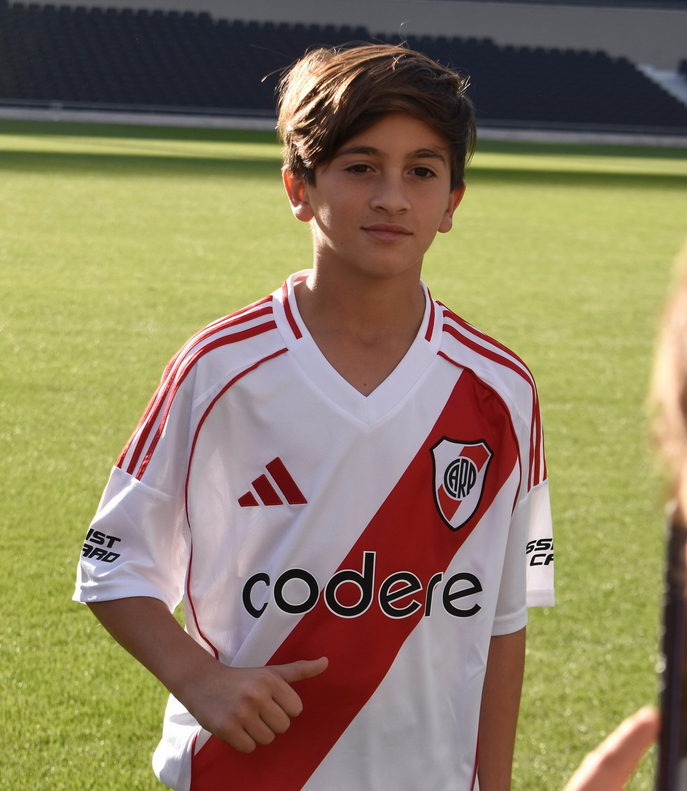 xaviercarp's tweet photo. Thiago Messi podrá integrar la Sub-15 de Argentina en 2027. Por sus padres tiene la nacionalidad argentina y ya declaró que desea defender la Selección Argentina. Al ser hincha de River, sería ideal que termine de formarse en Núñez. #River #SeleccionArgentina #ThiagoMessi 💪 https://t.co/yq8nmSse6w