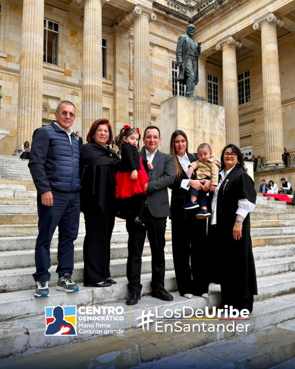 OscarVillamiz's tweet photo. Hoy inicia este camino en el Senado de la República.

Gracias a todos los uribistas que nos acompañaron en este proyecto y a mi familia. Esta curul es de ustedes y para Ustedes.
Y al presidente @AlvaroUribeVel por su confianza. https://t.co/oq4hETioti