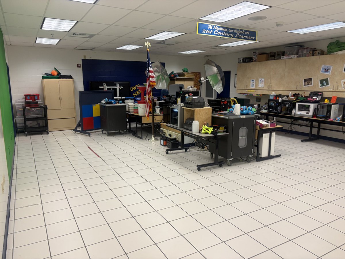 RickardExplorer's tweet photo. @jenteach13 Not going crazy with it. But I’ve spent time in there one day a week. I also have two labs to set up. My science lab is almost done. My broadcast/innovation lab hasn’t even been cleaned yet. Much less set up. https://t.co/ebYo19UBty