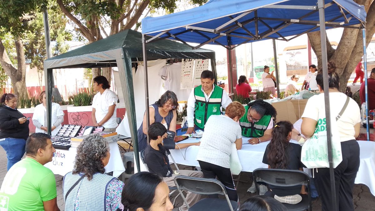 hectorjimenezgs's tweet photo. El regreso a clases ya trae suficientes gastos y para apoyar un poco a las familias de la colonia Zapotitla, organizamos una jornada gratuita de certificados médicos para niñas, niños y personas adultas. También acercamos el servicio de optometría sin costo.🩺🤓#HJ #VerDeVerdad https://t.co/2N1nImTD70