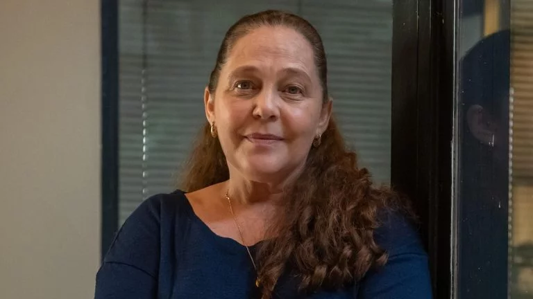 forumeplay's tweet photo. Em #QuemAmaCuida, Pilar elevará o confronto com Adriana a outro nível ao sequestrar Elisa e fazer ameaças à mãe da protagonista. Ao descobrir o crime, Otoniel ficará em choque, enquanto Adriana invadirá a casa da rival para um acerto de contas, mas recuará diante da ameaça de voltar para a prisão.

As cenas irão ao ar a partir do capítulo de 27 de julho e marcarão uma nova escalada da guerra entre Pilar e Adriana.

🗞️ RDN