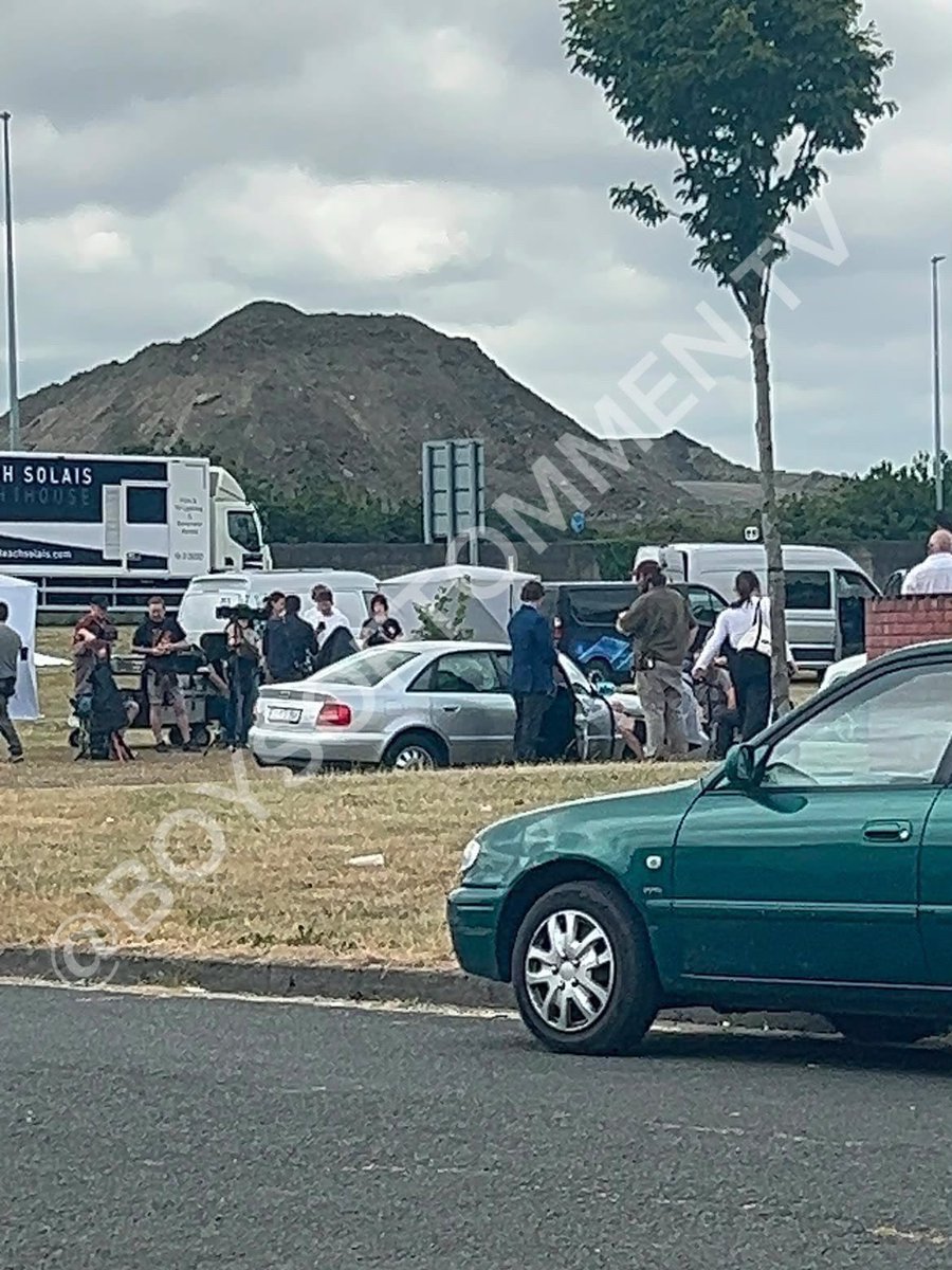 updatestommenbr's tweet photo. 👀 | JOHNNYSHANNON

Conor Sánchez (Johnny Kavanagh) e Nancy Surridge (Shannon Lynch) foram flagrados no set de filmagem de Boys of Tommen em Clondalkin, um bairro de Dublin. https://t.co/swFApikcWm