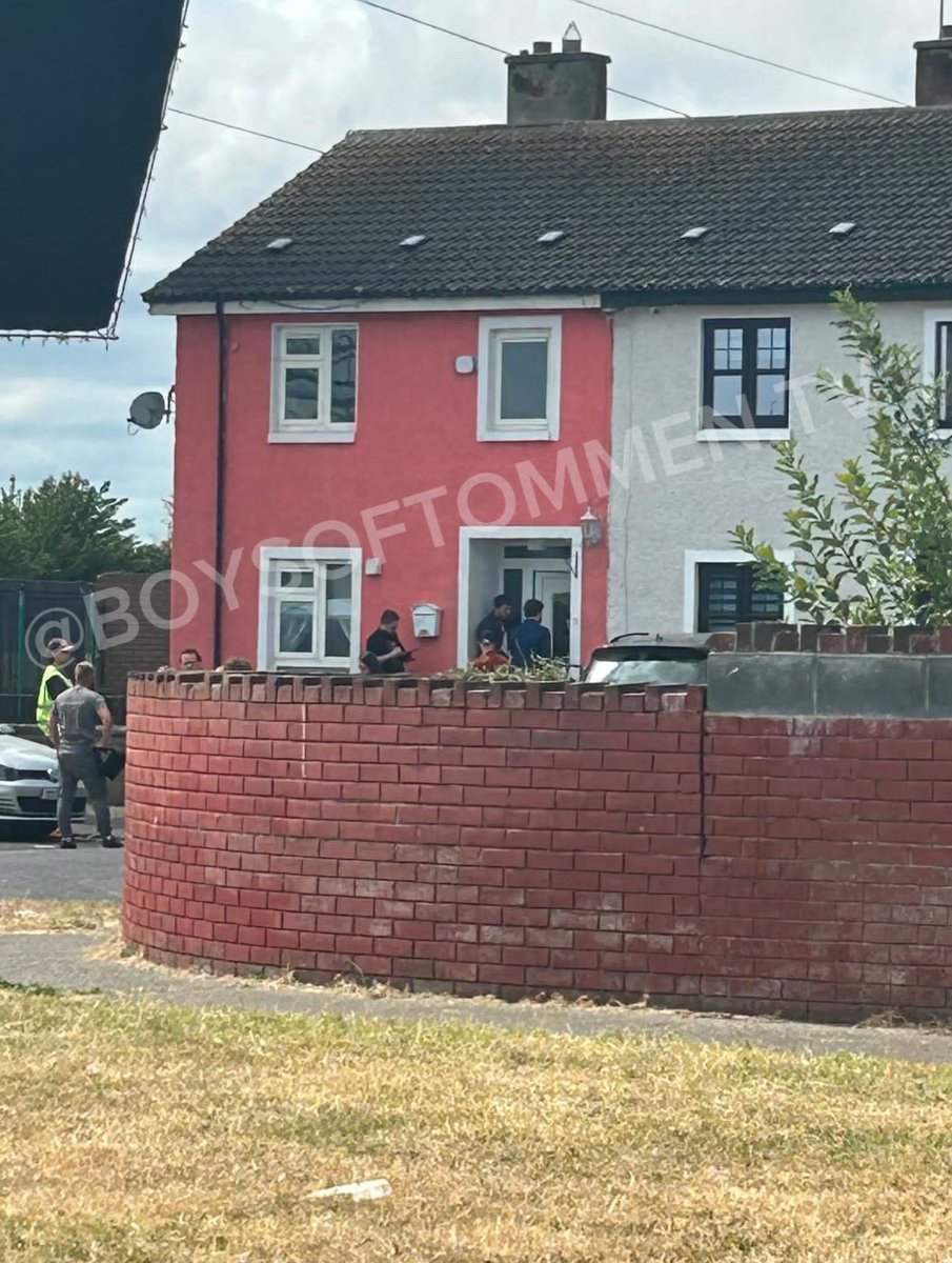 updatestommenbr's tweet photo. 👀 | JOHNNYSHANNON

Conor Sánchez (Johnny Kavanagh) e Nancy Surridge (Shannon Lynch) foram flagrados no set de filmagem de Boys of Tommen em Clondalkin, um bairro de Dublin. https://t.co/swFApikcWm