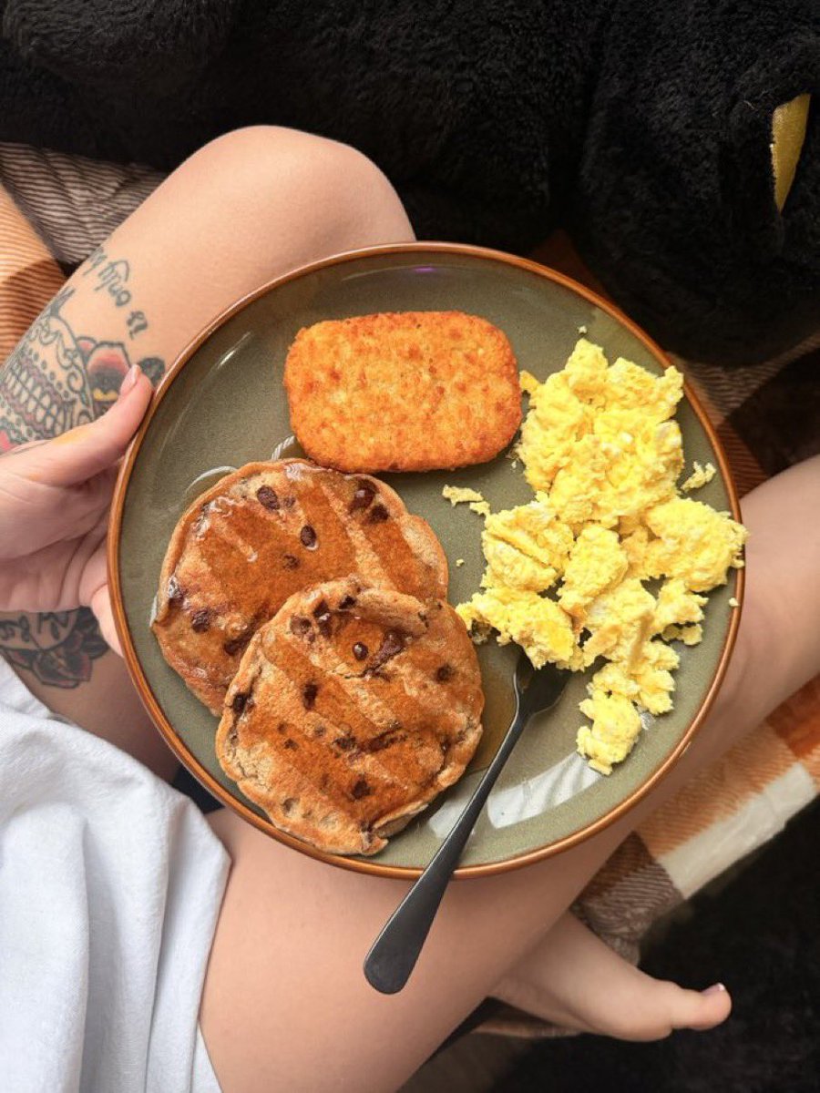 AshleyBackup7's tweet photo. I made vanilla pumpkin spice pancakes with chocolate chips. Want some? https://t.co/YMTkfgATbM