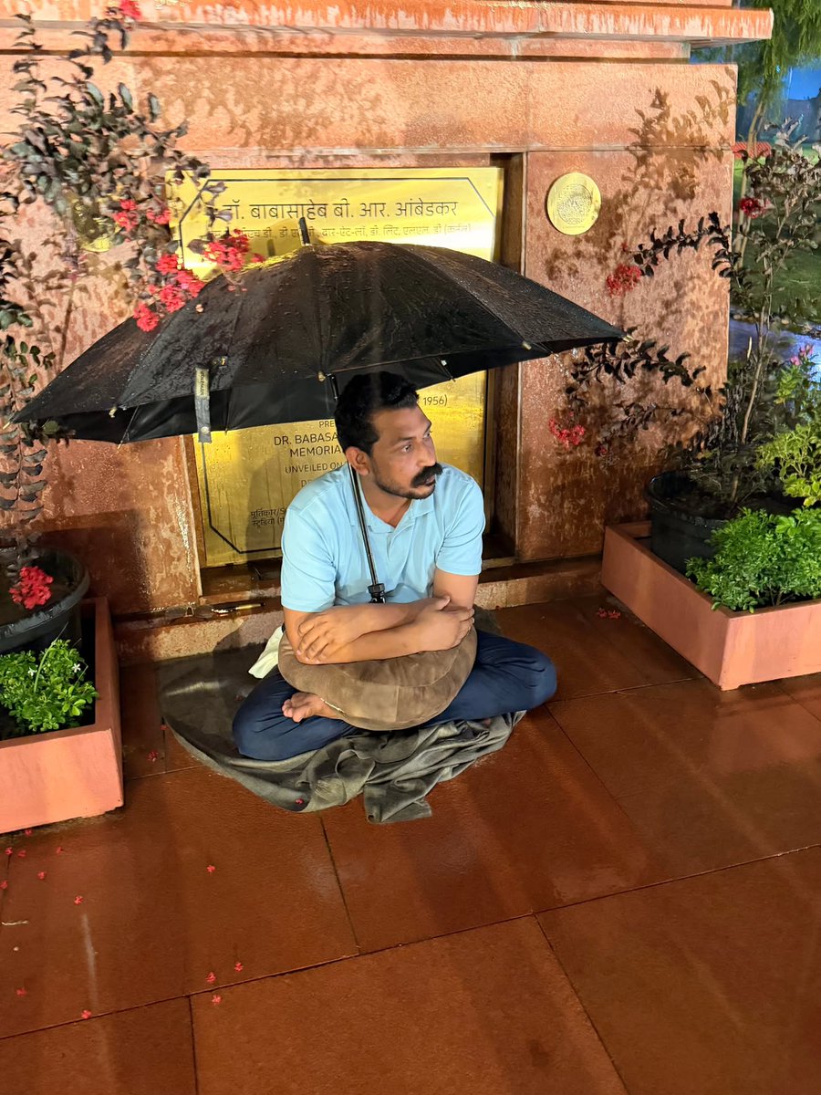 Rohitash_bsp's tweet photo. संसद भवन परिसर में परम पूज्य बाबा साहेब की प्रतिमा के नीचे रात्रि 03 बजे भी सांसद चंद्रशेखर आजाद जी  शांतिपूर्ण, लोकतांत्रिक संघर्ष निरंतर  सरकार के खिलाफ जारी किए है।... सीमांरे

#चंद्रशेखर_आजाद_जिंदाबाद #bhimarmychief 
#cockroachjantaparty #protest #SaveDemocracy https://t.co/Cl50FlhPQ1