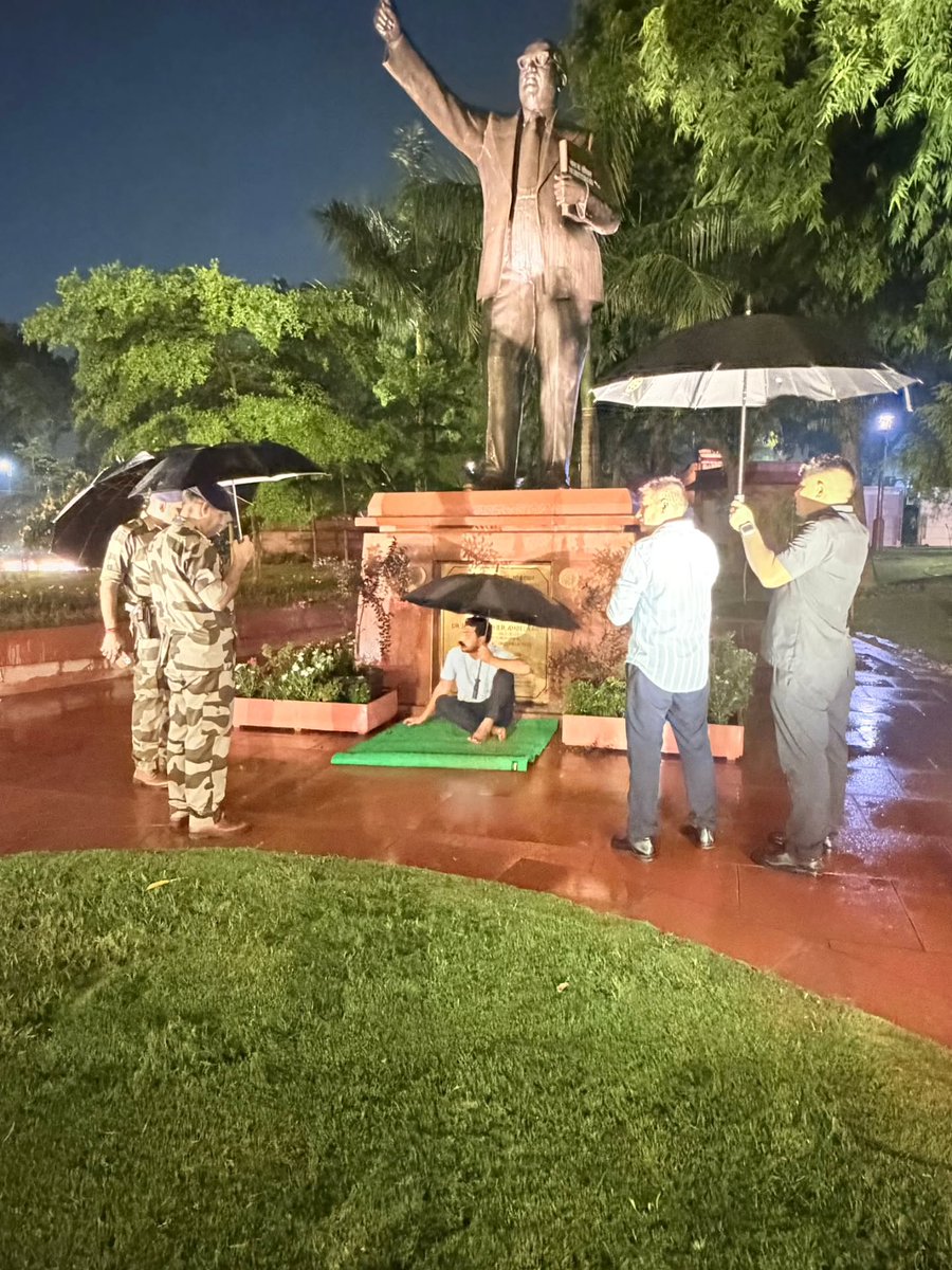 Rohitash_bsp's tweet photo. संसद भवन परिसर में परम पूज्य बाबा साहेब की प्रतिमा के नीचे रात्रि 03 बजे भी सांसद चंद्रशेखर आजाद जी  शांतिपूर्ण, लोकतांत्रिक संघर्ष निरंतर  सरकार के खिलाफ जारी किए है।... सीमांरे

#चंद्रशेखर_आजाद_जिंदाबाद #bhimarmychief 
#cockroachjantaparty #protest #SaveDemocracy https://t.co/Cl50FlhPQ1