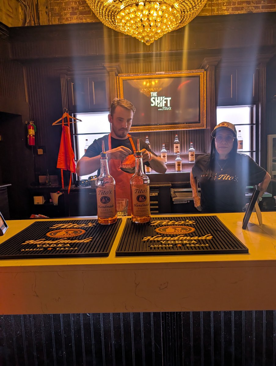 callmechelss's tweet photo. #Theshift with @TitosVodka @totc 🧡 https://t.co/g11yZJDruU