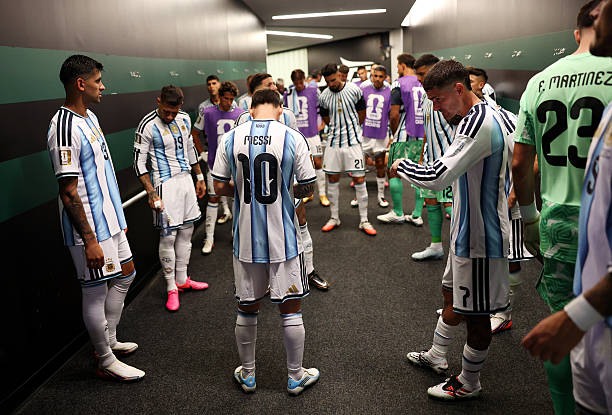 EPLworld's tweet photo. 🔔🔔

عاجل من الأرجنتين 🚨🇦🇷 

السبب الحقيقي وراء الإنهيار العاطفي للاعبي الأرجنتين قبل مباراة إسبانيا هو أن ميسي فاجأ زملاءه داخل غرفة الملابس بإعلانه أن هذه ستكون آخر مباراة له بقميص المنتخب 

ومع تأثر اللاعبين الشديد، ظل ميسي يطالبهم بالهدوء، ونسيان المشاعر مؤقتًا، والتركيز على المباراة قبل دخول أرضية الملعب