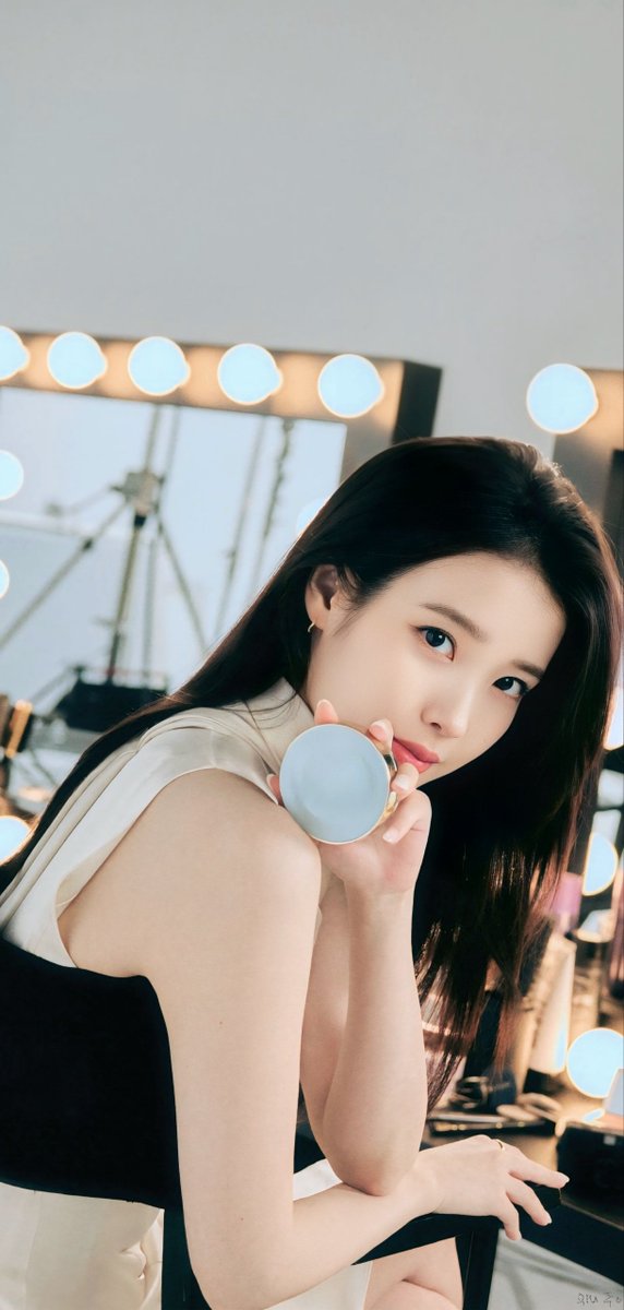 wyjc516's tweet photo. 아이유시
IU X Estee Lauder 
mobile wallpaper 
#아이유 #IU https://t.co/NA8CodowiU