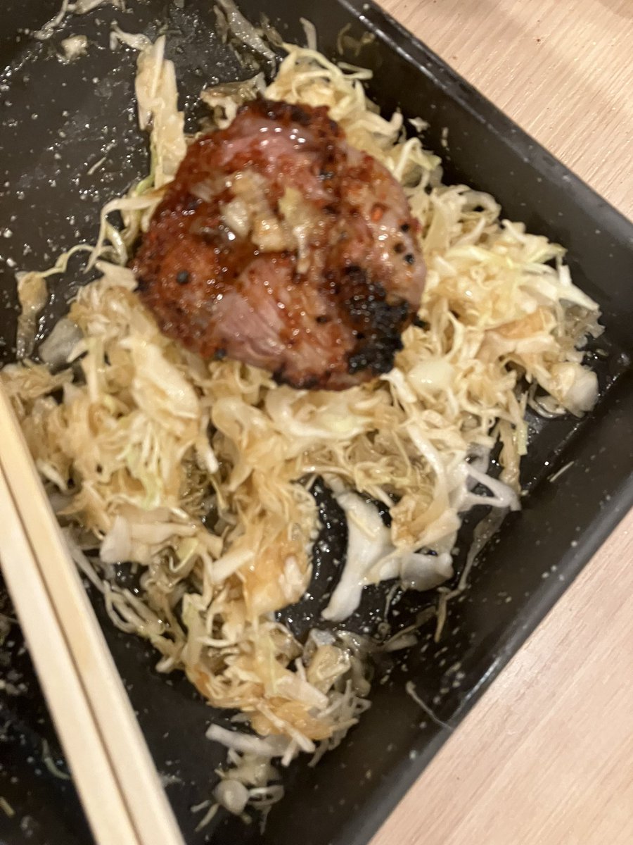 9Il7vcsdixt's tweet photo. 3回目の高円寺🍺
大衆焼肉コグマヤに行ったよ٩( ᐛ )و
多分初めてジンギスカン食べたけどめっちゃうまかったー
たれがかかってるキャベツを自分でヘラで潰して焼肉と一緒に食べるスタイル！
しかもキャベツはおかわり自由！！
そしてこれがまたうまいし最高でした🤤🍺 https://t.co/KaheT74z5U