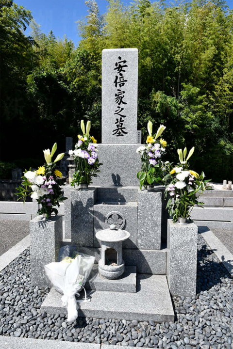 ric_koshimizu's tweet photo. 日本という国が、朝鮮に乗っ取られていることを端的に説明させていただきます。

●1枚目の写真は、安倍晋三さんの入っているお墓。下の方の家紋らしき物を拡大してみると、花弁が彫られている。
●この花弁は、梅の花を表す。過去に存在した「大韓帝国」の国章。つまり、朝鮮の李王朝の支配者であることを意味する。（３枚目の国章を参照。）
●現在の日本の元号、「令和」は、万葉集の巻五「梅花歌三十二首并序」が典拠。つまり、日本が大韓帝国により乗っ取られたことを意味する。
●安倍晋三氏の父、安倍晋太郎氏は、大韓帝国の皇太子、李●（い・うん）が、出生と同時に、秘密裏に、安倍家に養子に入ったものと見られる。よって、安倍晋三氏は、朝鮮李王朝の正当な継承者ということになる。
●安倍家、小泉家、高市家は、すべて近い姻戚関係にあり、いずれも、大韓帝国第2代皇帝、純宗（４枚目の写真）の末裔。よって、日本の総理大臣職は、朝鮮人がたらい回しにしていることになる。
●だから、朝鮮のカルトである統一教会にとって、「高市総理」が悲願だったのである。
●朝鮮王朝出自の高市が、皇室典範改悪で、皇室を破壊しようと企んだのは、日本へのテロ行為である。
●朝鮮カルト一味は、不正選挙で、カルト信者の日韓混血児を国会に議員として大量に送り込み、憲法改悪、高市独裁、日中戦争を目論んでいる。
●高市一味の次なる攻撃は、食糧難とプランデミック、そして、中国との戦争である。日本人は半分に減らされる。

未だに高市を支持している愚鈍の皆さん、わかりましたか？多分、その類の皆さんは、毒ワクチンを何度も打ってしまっているので、長くはないとは思いますが。お元気で。

リチャード・コシミズ

＃背乗り　＃朝鮮カルト　＃日本独立